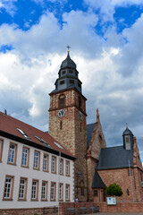 Fototapeta na wymiar Volksschule und Katholische Pfarrkirche St. Margaretha in Kahl am Main