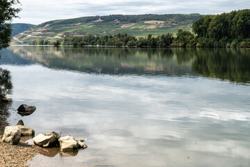 Flusslandschaft im Mittelrheintal