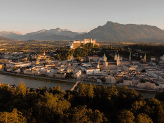 Fototapeta premium Salzburg Altstadt, Aerial, Salzach, Untersberg, Festung Hohensalzburg, Kapuzinerberg