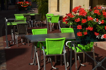Tables  et chaises en terrasse. 