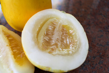 大理石にのせたまくわうり