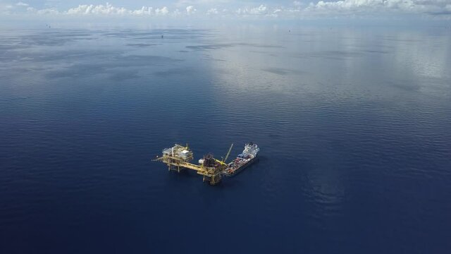 Support vessel for a rig less unit over the offshore production platform
