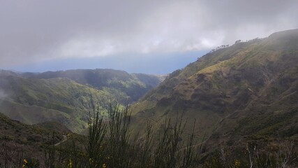 Madère, vue sur une vallée vers la mer sur la levada Paul Da Serra