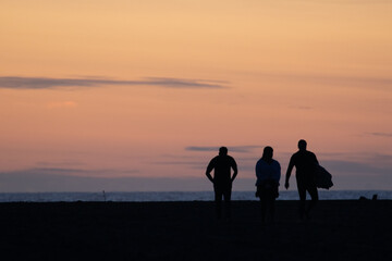 Fototapeta na wymiar Sonnenuntergang, Surfer Silhouette am Kare Kare Strand in Neuseeland