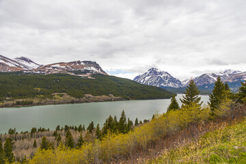 Obraz premium Lake view and mountain background at Glacier National Park