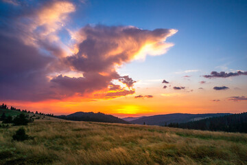 Wschód słońca w Gorcach widok z hali Turbacza na wschodząca nad Gorcem słońce