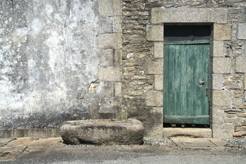 Ancien abreuvoir taill&eacute; dans la pierre .
