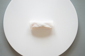 春巻きの皮を巻く