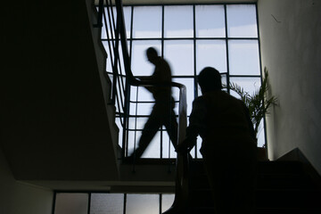 Fototapeta na wymiar siluetas de gente subiendo las escaleras