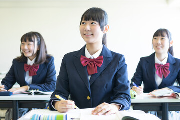 勉強する女子高生
