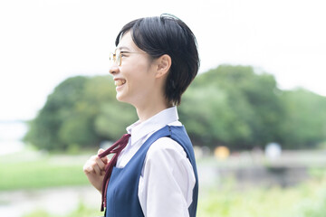 Obraz premium 笑顔で通学する女子高生