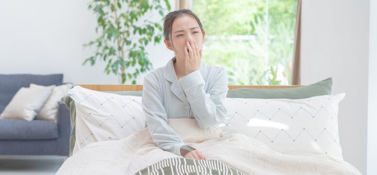 体調不良　アジア人女性　睡眠不足　イメージ