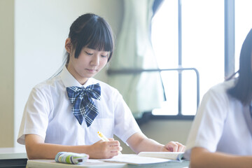 勉強する女子高生