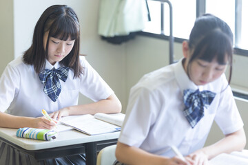 勉強する女子高生