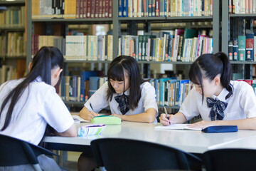 図書室で勉強する女子高生
