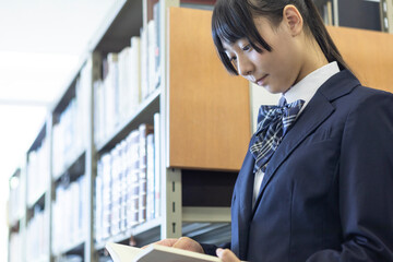 図書室の女子高生