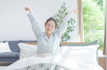 朝に起床する若いアジア人女性　ポートレート