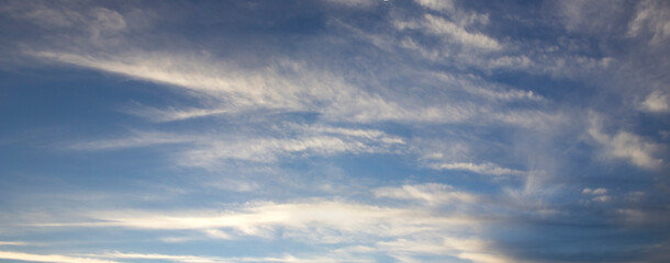 Cielo azul panorámico en el atardecer 