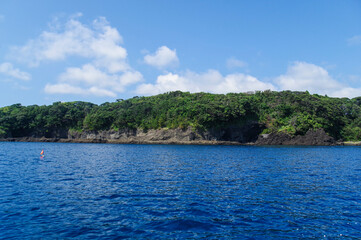 Fototapeta na wymiar 観光用モーターボートから見る佐渡島