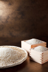 ざると枡に入ったお米と稲穂