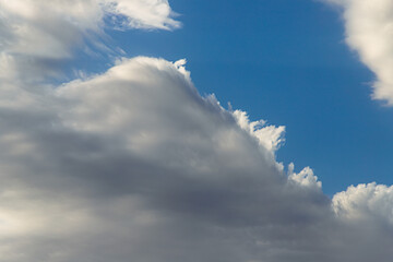 Fototapeta na wymiar Beautiful sky with white clouds