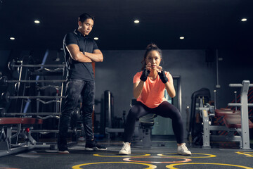 Personal trainer training cardio for students of Asian women.