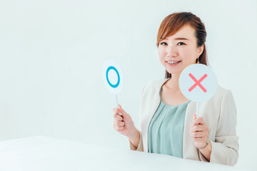 マルバツを持つビジネスウーマン
