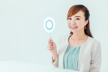 マルを出すビジネスウーマン
