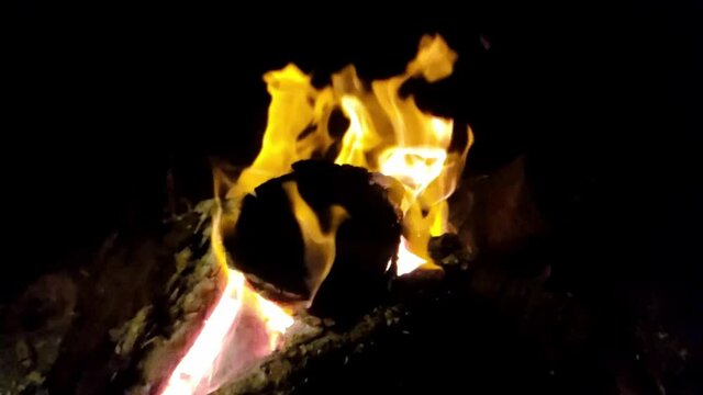 fuego de le&ntilde;a en c&aacute;mara lenta