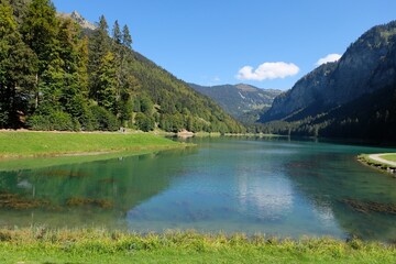 Fototapeta na wymiar Lac de Montriond dans les Alpes françaises en Haute-Savoie
