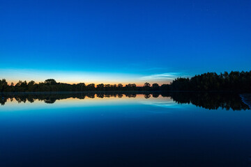Fototapeta premium Leuchtende Nachtwolken über einem See in Deutschland