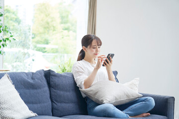 Fototapeta premium スマートフォンを使う女性