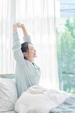 寝起きの女性
