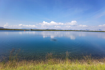 See mit Wolkenspiegelbild