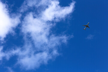 青空と旅客機