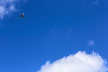 青空と旅客機