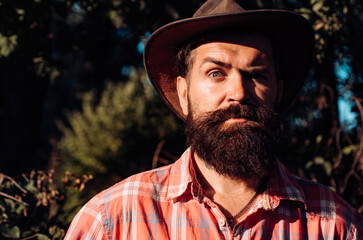 Obraz premium Close up portrait of serious man in cowboy hat.