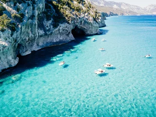 Fotobehang Ziekenhuis Cala Luna, kustlijn en grotten met turquoise zeewater, Golf van Orosei, Sardinië