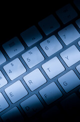 パソコンのキーボード　インターネットセキュリティとデータ保護　個人情報　サイバーセキュリティ　DX デジタルトランスフォーメーションの概念