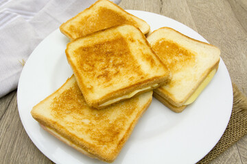 plusieurs croque-monsieur dans une assiette