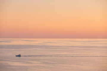 Obraz premium Yacht floating in ocean. Nature landscape. Panoramic view of sea sunset. Cloudless sky and golden hour, copy space