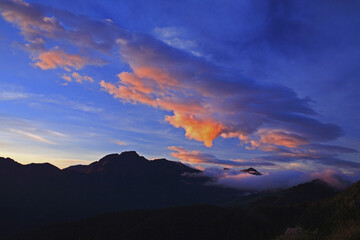 Fototapeta premium Taiwan Nantou Hehuan Mountain dawn colorful clouds