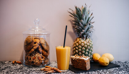 vegane Gerichte, yellow smoothie and healthy sugar free carrot cake