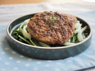 소고기 함박스테이크와 채소
