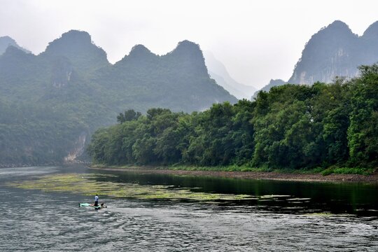 Le fleuve Li à Guilin traversant un paysage karstique (Chine)
