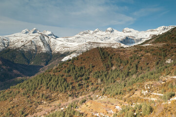 Fototapeta premium Peaks of Ordesa and Monte Perdido. To the left: Monte Perdido, Soum de Ramond and Punta de las Olas. To the right: La Suca and Las Tres Marias. Spain.