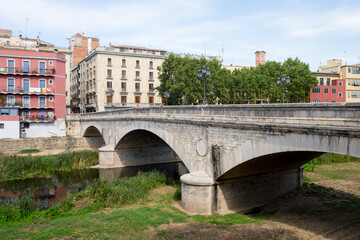 Fototapeta na wymiar The beautiful cityscapeand the bridge upon Onyar river in the medieval city of Girona, Spain
