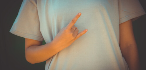 Obraz premium A woman's hand makes a gesture with her hand and fingers