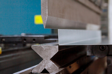 Bending sheet metal with a hydraulic machine at the factory