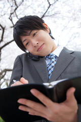 メモするビジネスマン